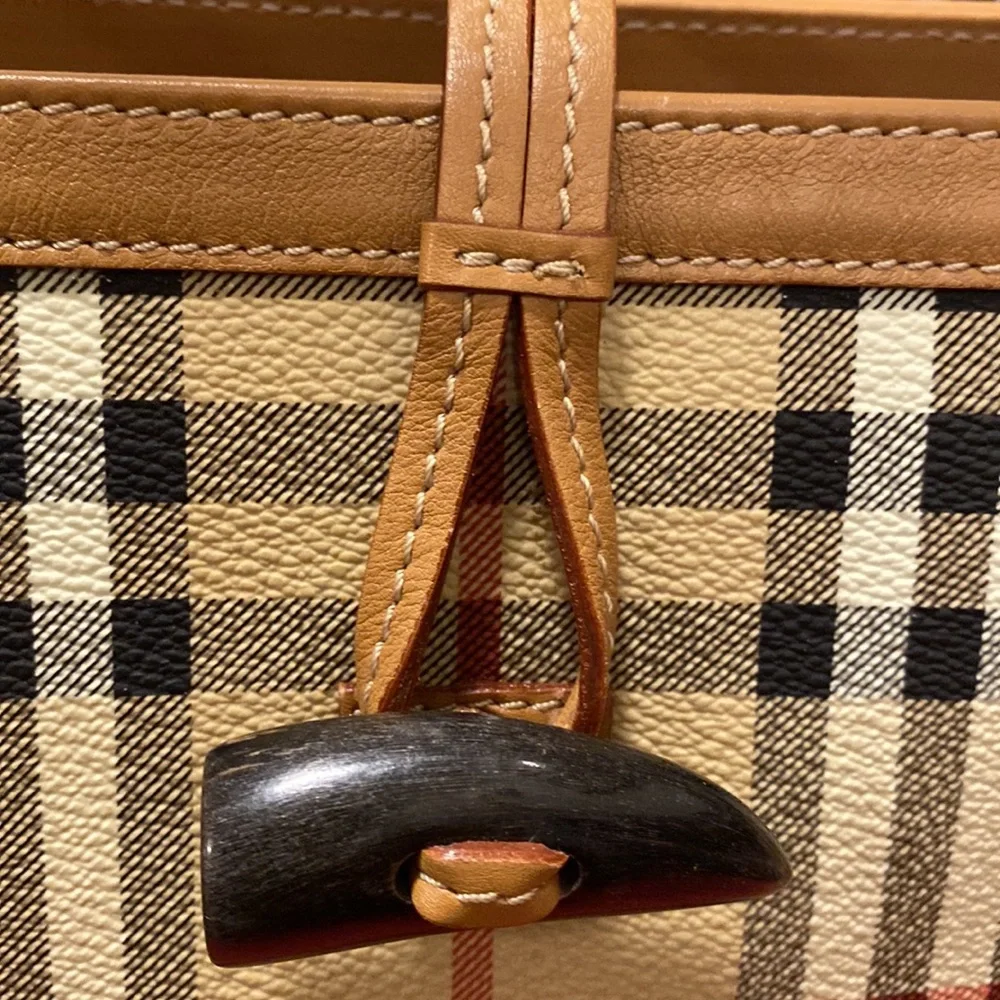 Burberry London Authentic handbag. In better than good condition. - Picture 2 of 16